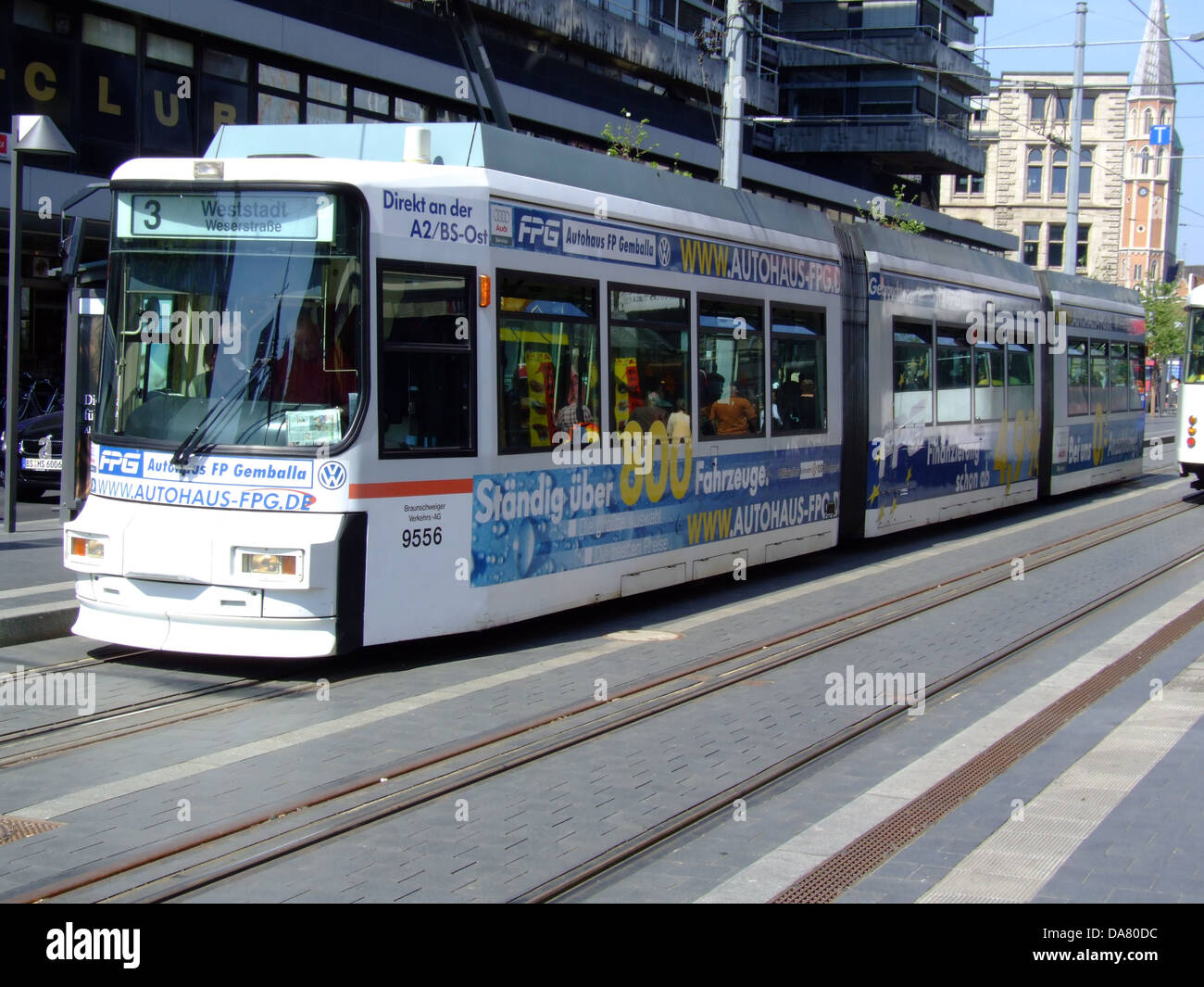 Il tram di Braunschweig, Germania, raffigurato in questa fotografia, offre uno sguardo sul transito urbano della città all'inizio del XX secolo. L'immagine mette in evidenza il design del tram e il paesaggio urbano circostante, riflettendo lo sviluppo dei trasporti pubblici in quel momento. Foto Stock