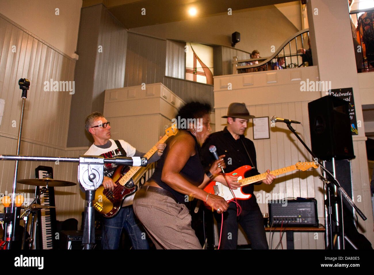 Kathleen Pearson 's Kat & Co band suonare dal vivo presso il pub Mercantile durante il 2013 Blues Bonanza a Dundee, Regno Unito Foto Stock