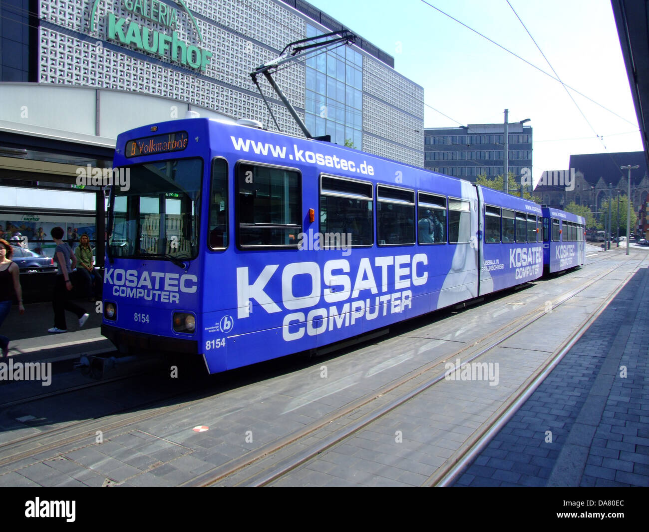 Questa fotografia mostra un tram a Braunschweig, Germania, catturato nella sua ambientazione operativa. L'immagine sottolinea il ruolo dei tram nel trasporto urbano, evidenziando sia gli aspetti storici che moderni del trasporto pubblico in città. Foto Stock