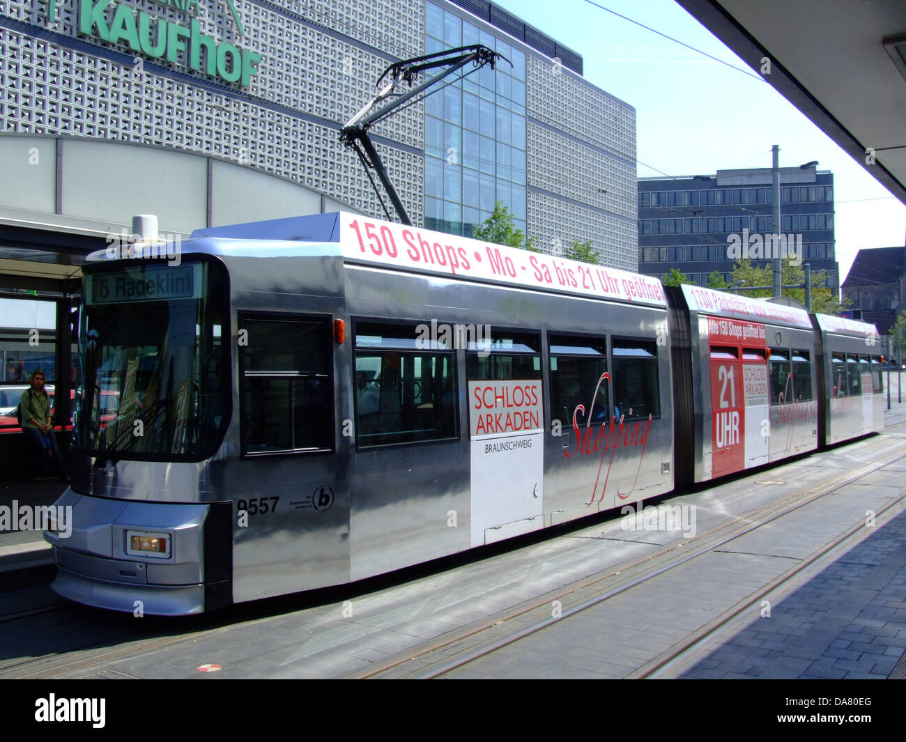 La fotografia del tram di Braunschweig illustra i trasporti dei primi anni del XX secolo nella città tedesca di Braunschweig. L'immagine evidenzia lo sviluppo dei sistemi di trasporto pubblico e il loro ruolo nello sviluppo urbano durante il periodo. Foto Stock