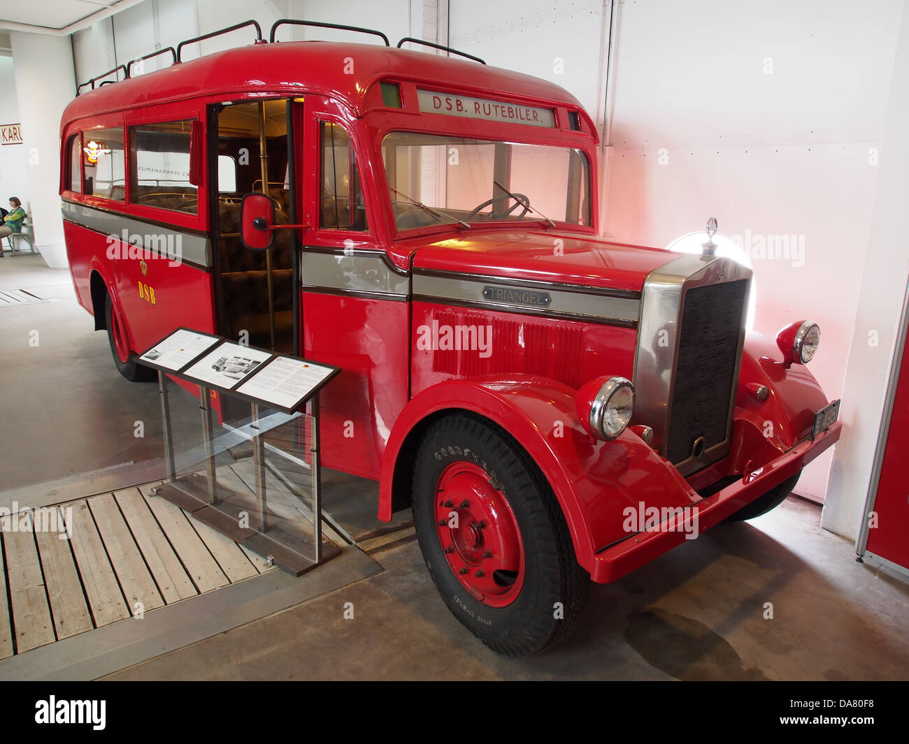 L'autobus Triangel DSB in mostra al Danmarks Jernbanemuseum mette in mostra i mezzi di trasporto pubblici storici della Danimarca. L'autobus rappresenta l'evoluzione della tecnologia dei trasporti in Danimarca durante la metà del XX secolo. Foto Stock