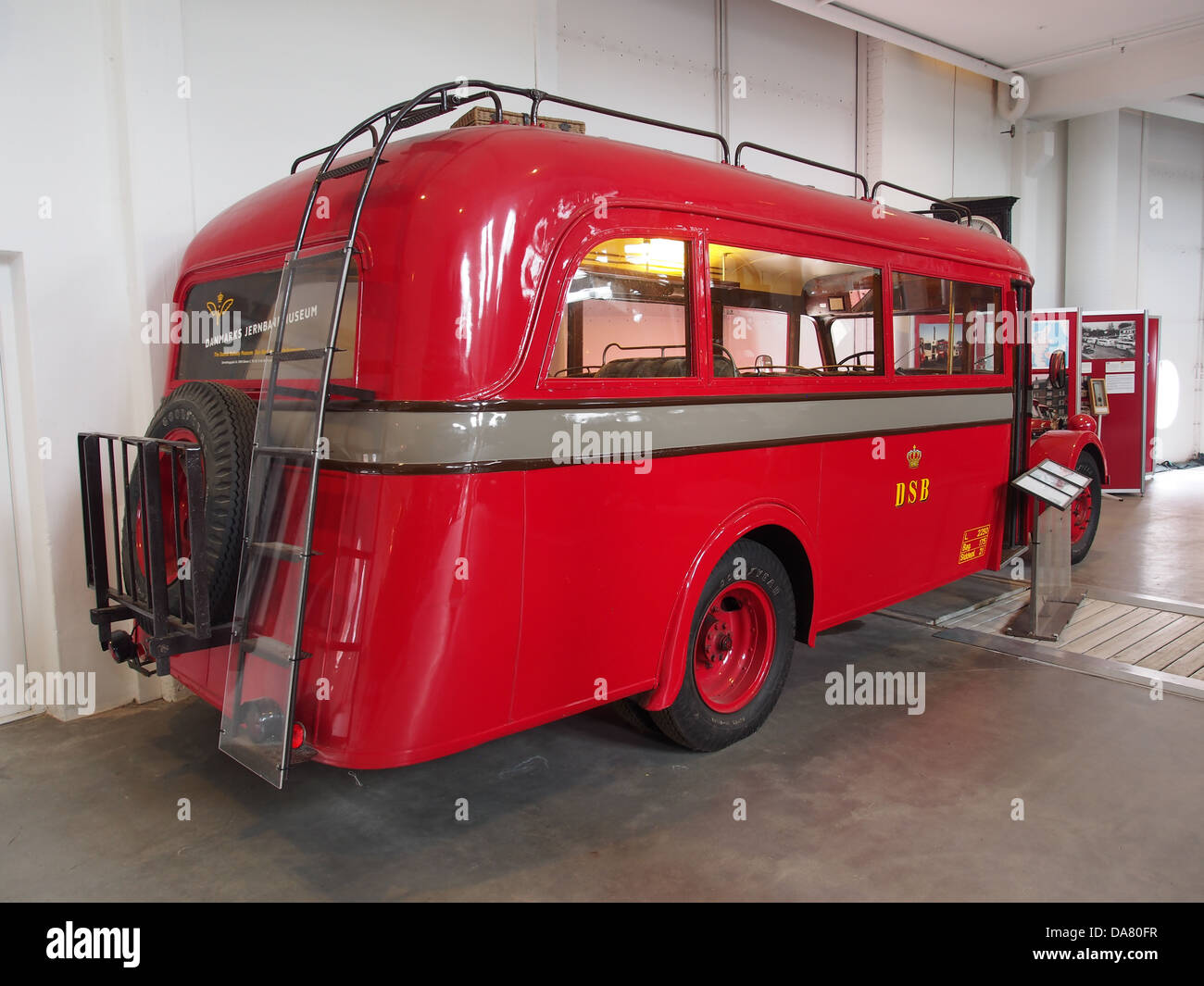 Questa immagine mostra un bus Triangel DSB esposto presso il Danmarks Jernbanemuseum in Danimarca. L'autobus fa parte della collezione di trasporti del museo, che mette in evidenza i veicoli storici danesi. Foto Stock
