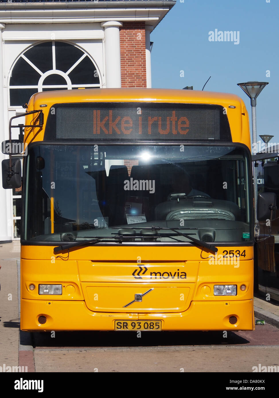 La Volvo Movia 2534 fa parte della flotta di autobus Volvo, nota per la loro affidabilità ed efficienza nel trasporto urbano. Il veicolo viene utilizzato per il trasporto pubblico in varie città, contribuendo a sistemi di trasporto pubblico sostenibili. Foto Stock