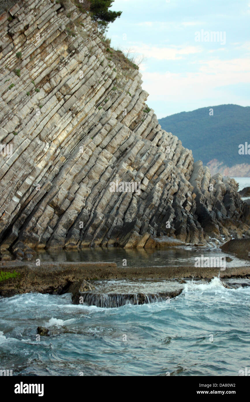 Questo è un dettaglio colpo di qualche vecchia scogliera sulla costa del mare in Montenegro, come nice background. Foto Stock