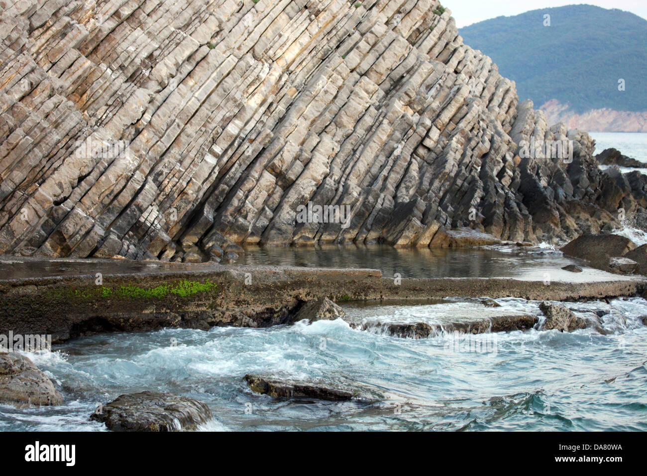 Questo è un dettaglio colpo di qualche vecchia scogliera sulla costa del mare in Montenegro, come nice background. Foto Stock