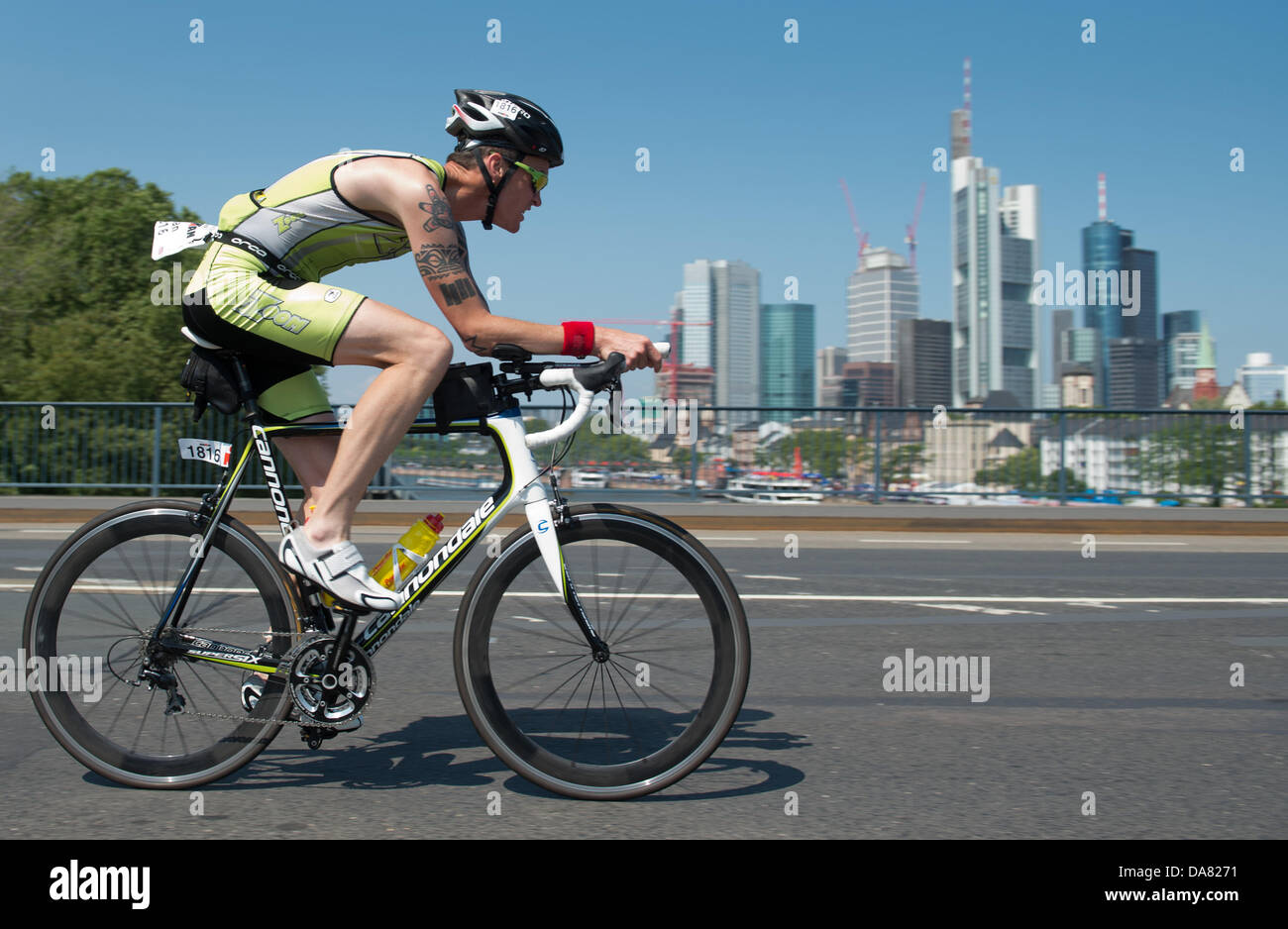 Francoforte, Germania. 07 Luglio, 2013. L'Ironman competizione sportiva a Francoforte in Germania. 7 Luglio, 2013. Più di 2.600 partecipanti prendono parte all'Ironman competizione sportiva a Francoforte in Germania, 7 luglio 2013. Particiaptns da 55 paesi sono in concorrenza su una pista da corsa che include 3,8 chilometri di nuoto, 180 chilometri di ciclismo e 42,195 chilometri di marcia. Credito: dpa picture alliance/Alamy Live News Foto Stock