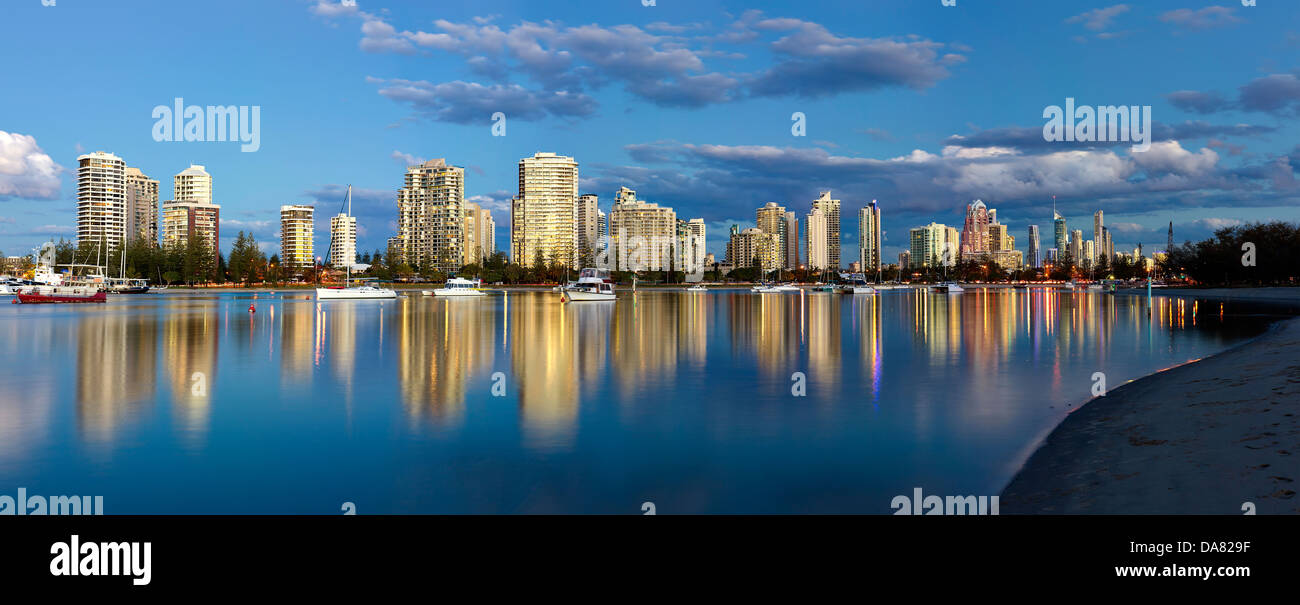 Surfers Paradise, Gold Coast, Queensland, Australia, fotografata al crepuscolo attraverso il Fiume Nerang. Foto Stock