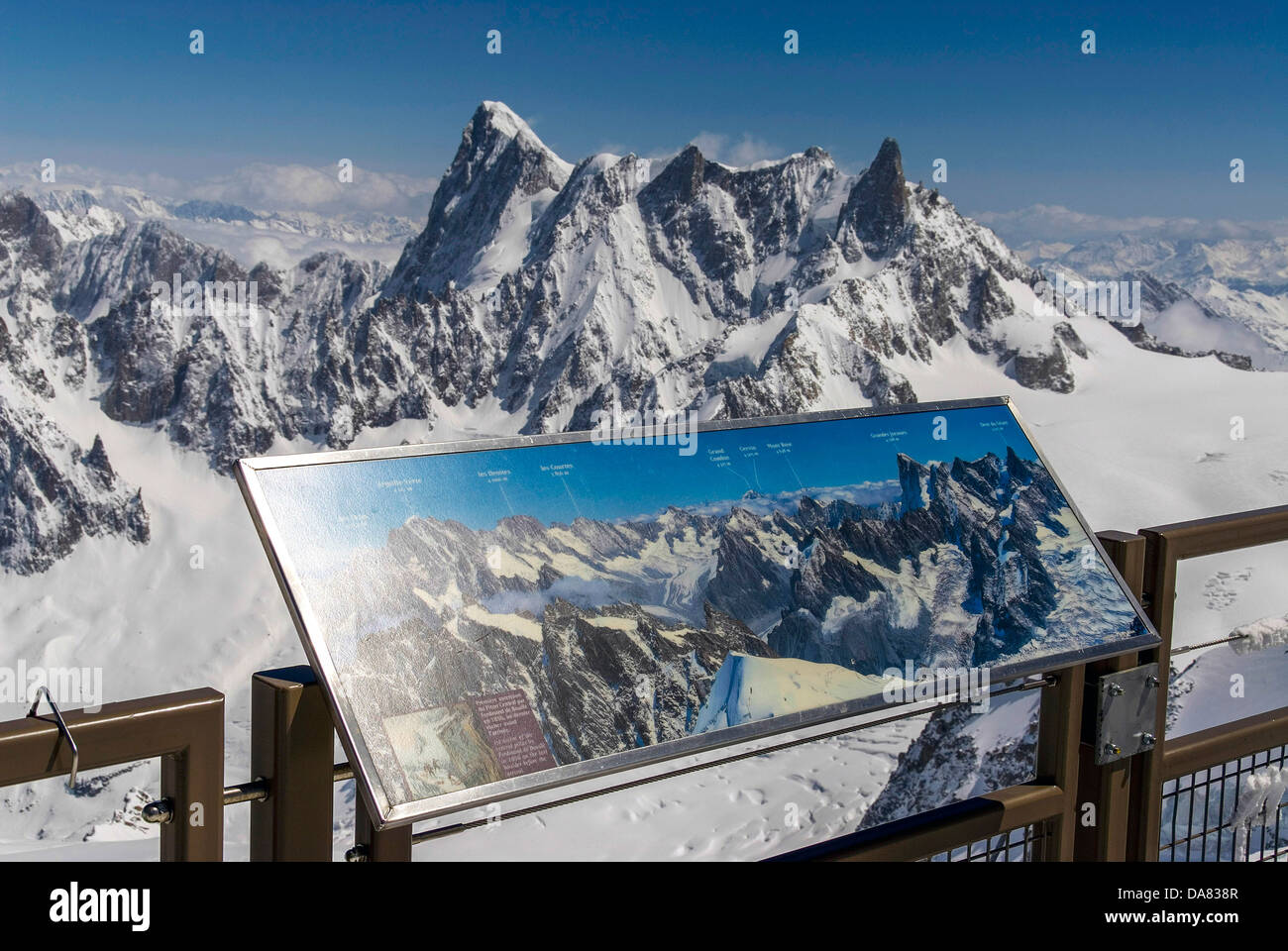 Punto di vista sul vertice dell'Aiguille du Midi, Chamonix Mont Blanc, Francia, funivia Foto Stock