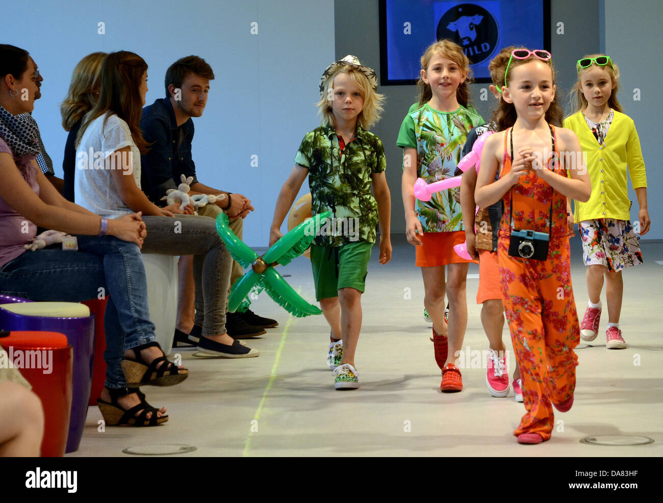 I modelli del bambino a piedi la pista durante la premiere dei figli della fiera "Il piccolo gallery" come parte del Igedo a Duesseldorf in Germania, 07 luglio 2013. Foto: HORST OSSINGER Foto Stock