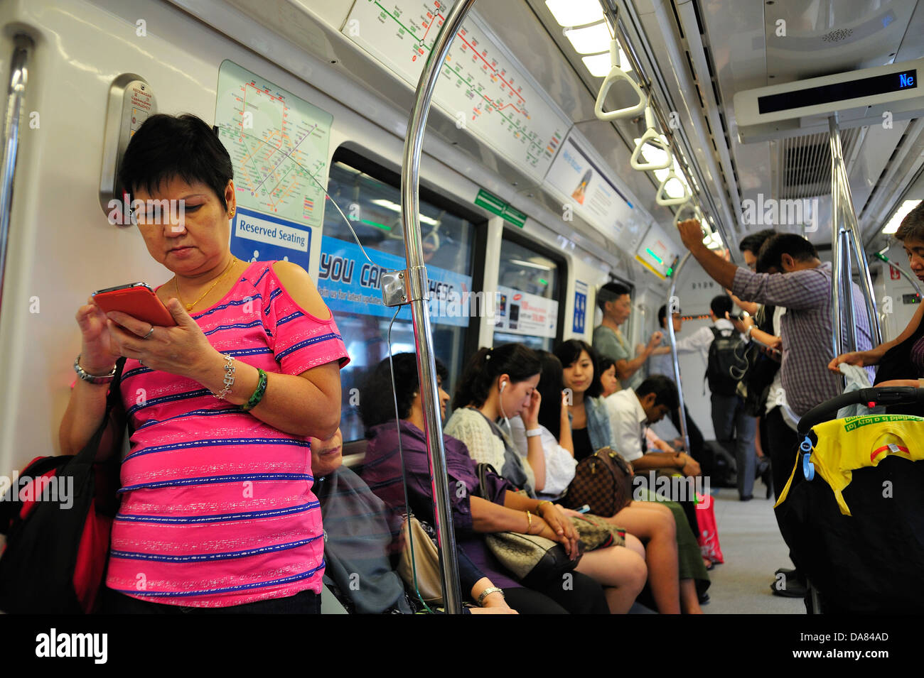 Persone MRT Singapore Foto Stock