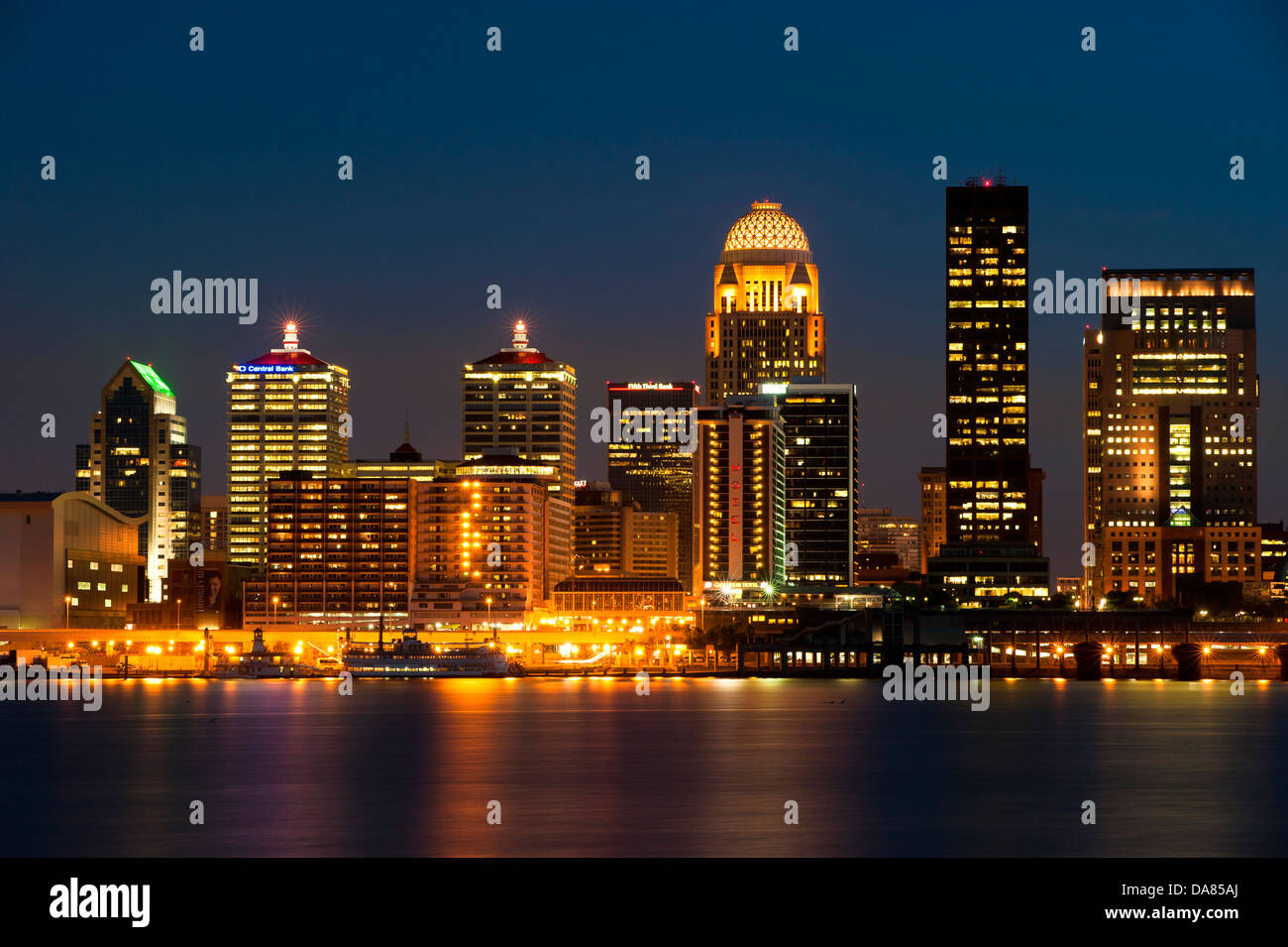 Vista notturna della skyline di Louisville, Kentucky, Stati Uniti d'America Foto Stock