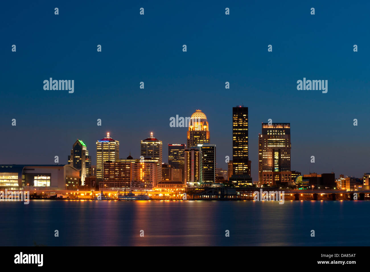 Vista notturna della skyline di Louisville, Kentucky, Stati Uniti d'America Foto Stock
