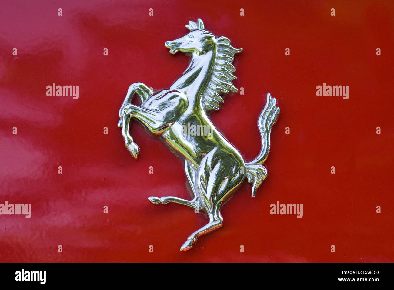 Ferrari argento Badge a cavallo sul cofano del motore di un rosso Ferrari Foto Stock