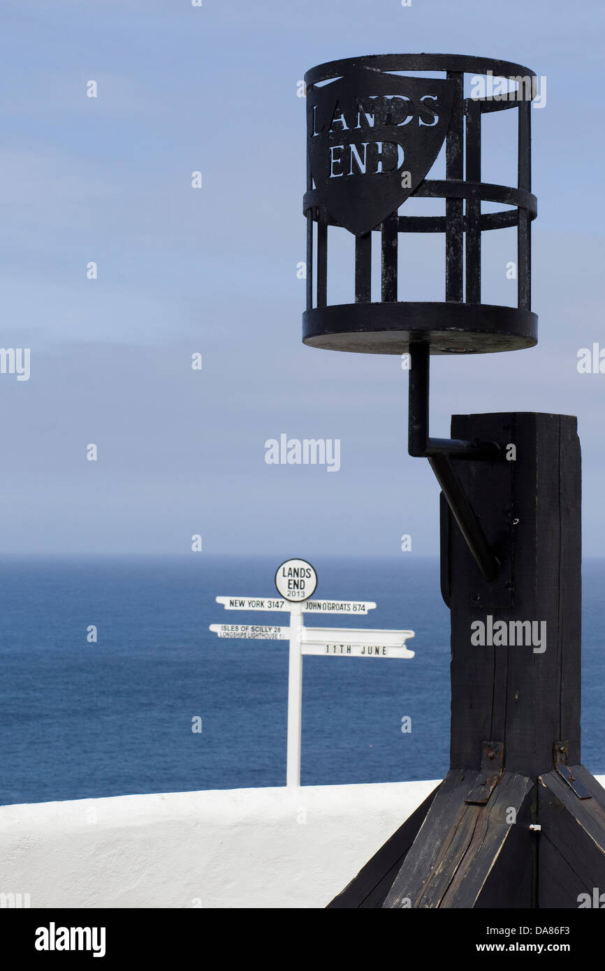 Millennio faro con il Lands End Signpost in background contro un cielo blu Foto Stock