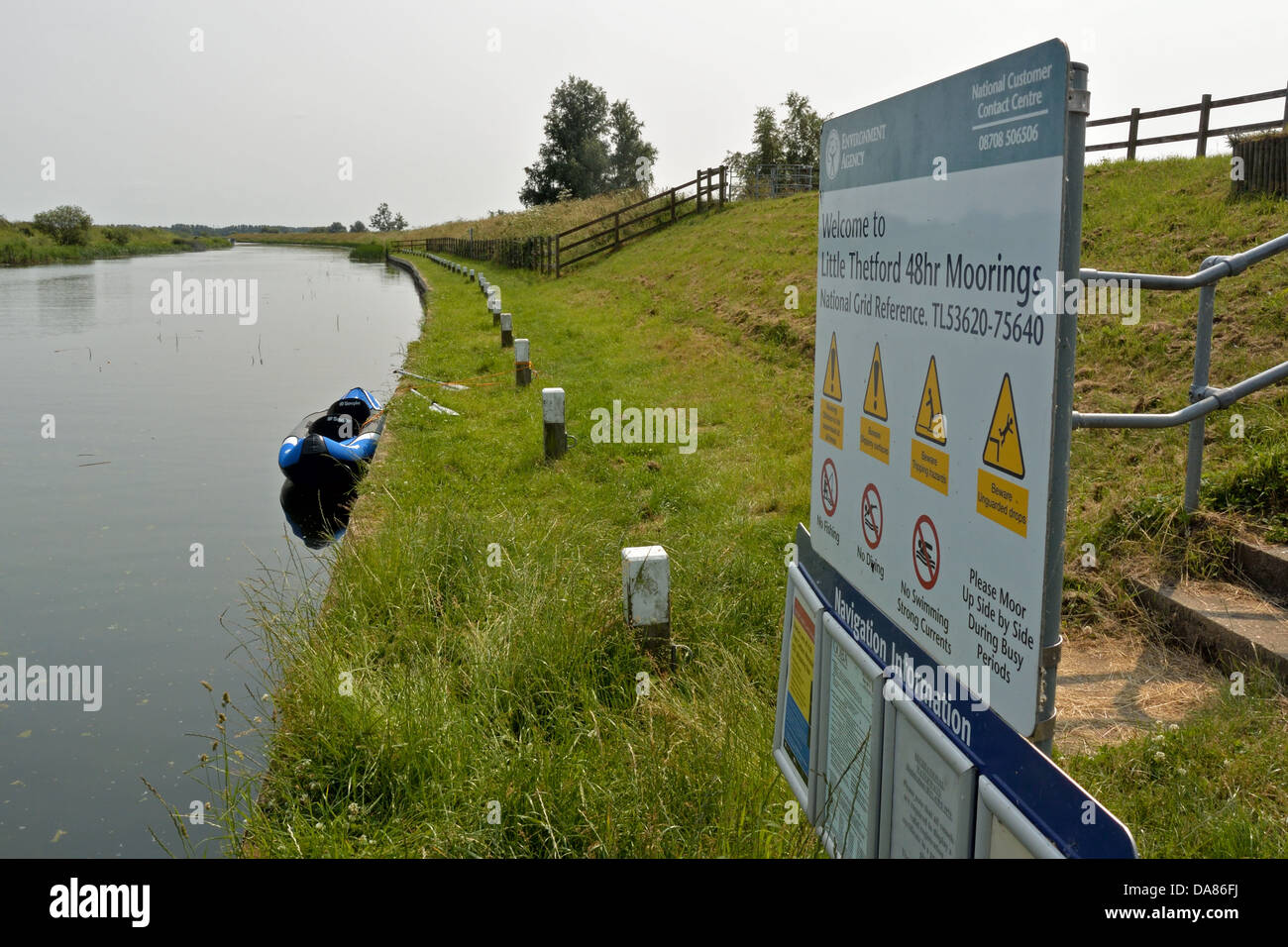 Colorado Sevylor Premium canoa gonfiabile ormeggiato sul Fiume Great Ouse a poco Thetford, Cambridgeshire, Regno Unito Foto Stock