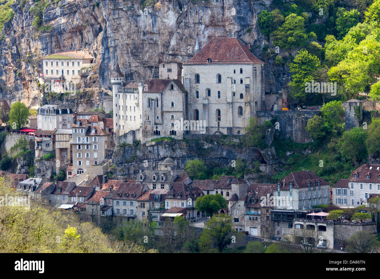 Vista drammatico di Rocamadour santuari costruita nella roccia, attrazione turistica in Mezzogiorno-pirenei regione della Francia Foto Stock