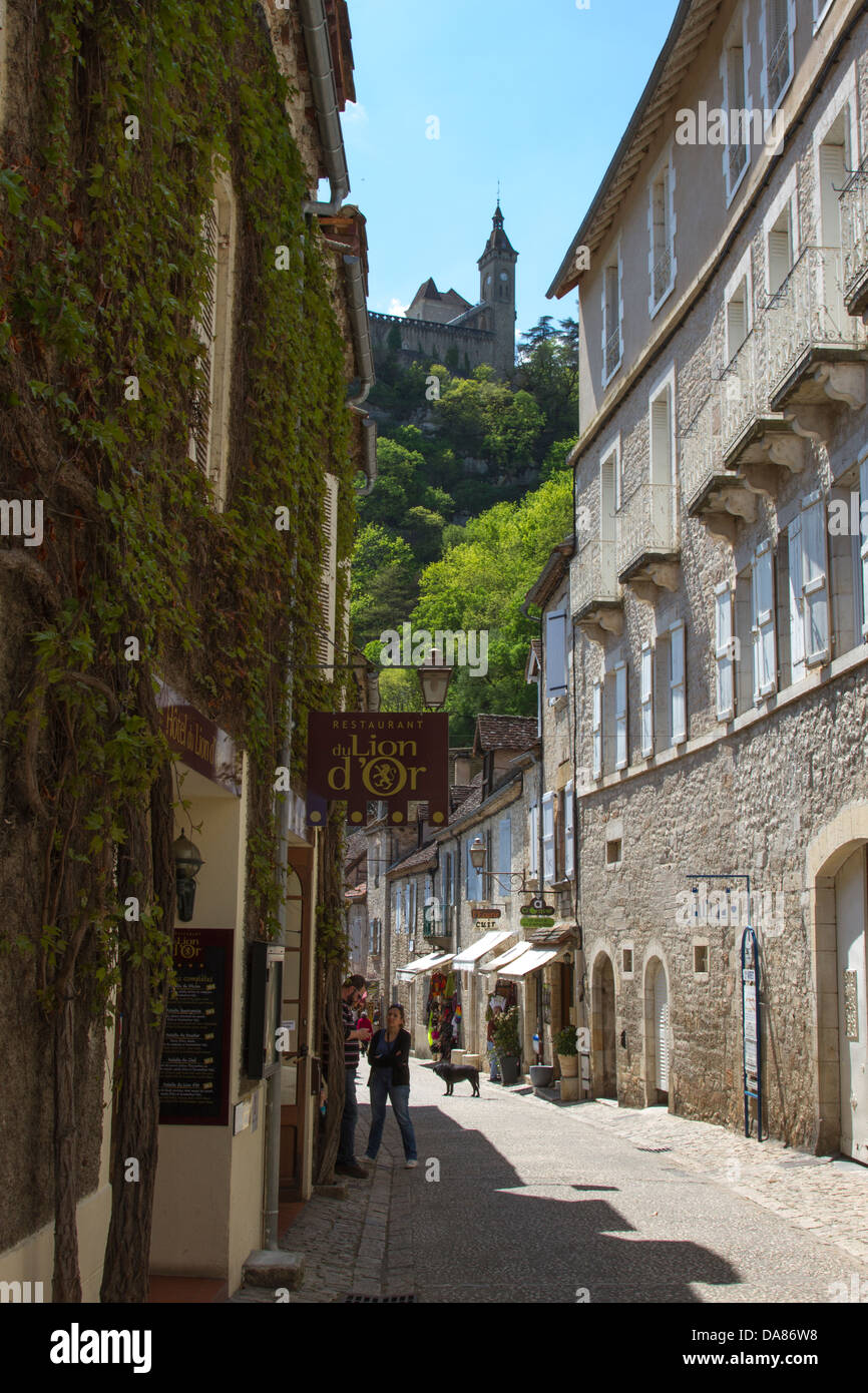 Negozi turistici di linea la strada principale che conduce fino alle chiese storiche di Rocamadour, Francia Foto Stock