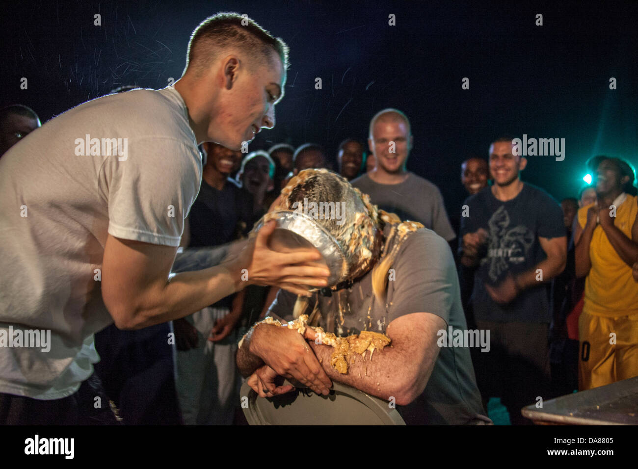 US Marine Corps Lance Cpl. Christian Laverdiere hits è comandante Capt. Raymond Kaster in faccia con una coppia di torte durante celebrazioni del Giorno dell'indipendenza a bordo della USS Carter Hall Luglio 4, 2013 nel Mare Arabico. Foto Stock
