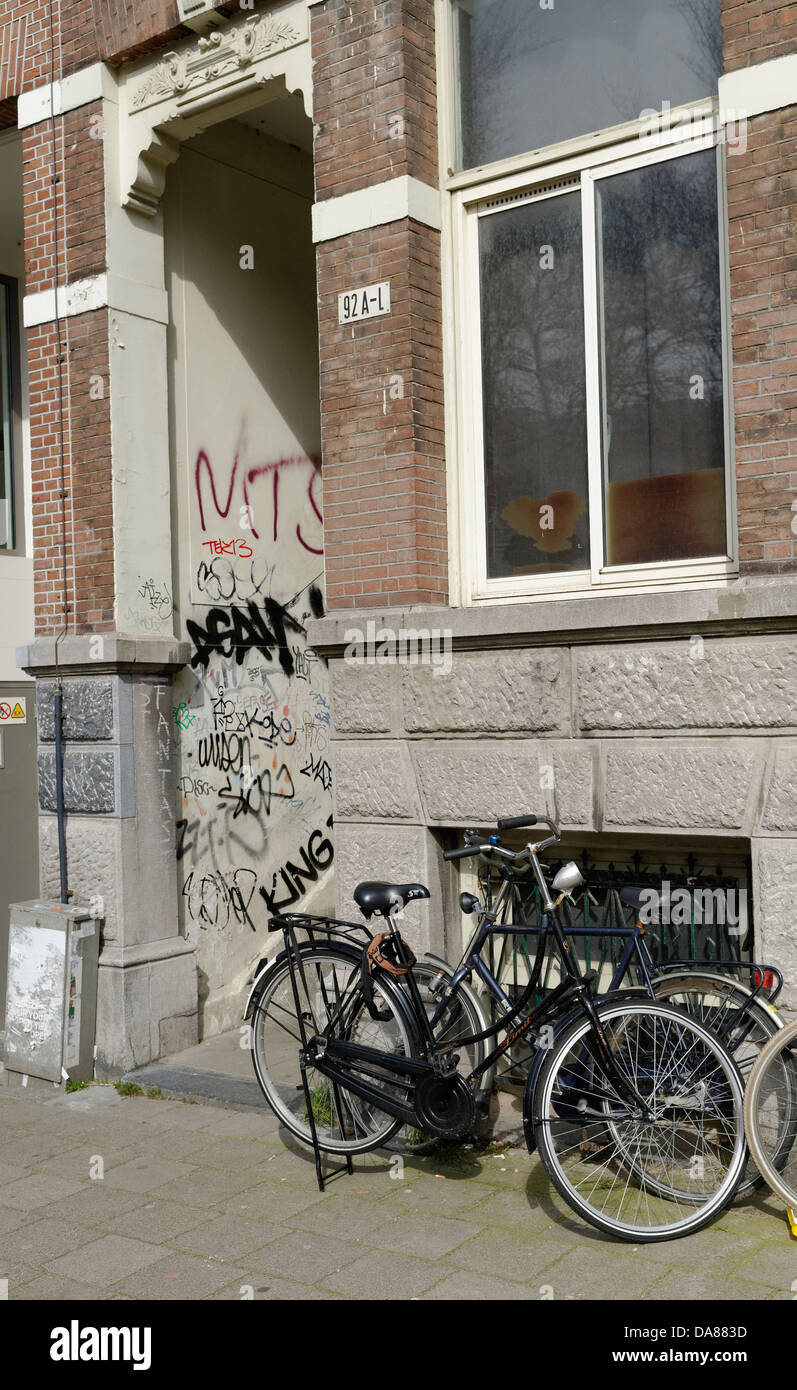 Arte di strada o il degrado urbano e il vandalismo, graffiti in Olanda, Amsterdam, Paesi Bassi. Foto Stock