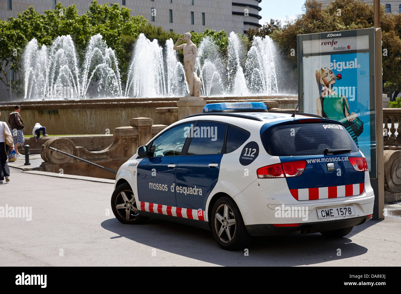Catalano forza di polizia mossos d'esquadra auto di pattuglia in plaça catalunya Barcellona Catalonia Spagna Foto Stock