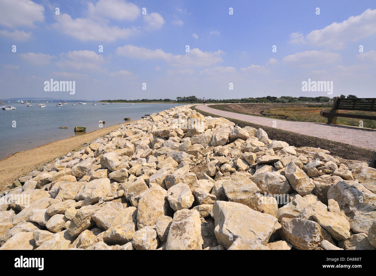 La passerella sul aperto recentemente West Wittering difese - un popolare percorso con i camminatori da Snow Hill per testata est ovest Wittering,.la sua £ 1,8 milioni di euro è stata spesa per sollevare e fortificare West Wittering della parete del mare contro il rischio di alluvione e le violazioni della sicurezza per i prossimi cinquant'anni. Foto Stock