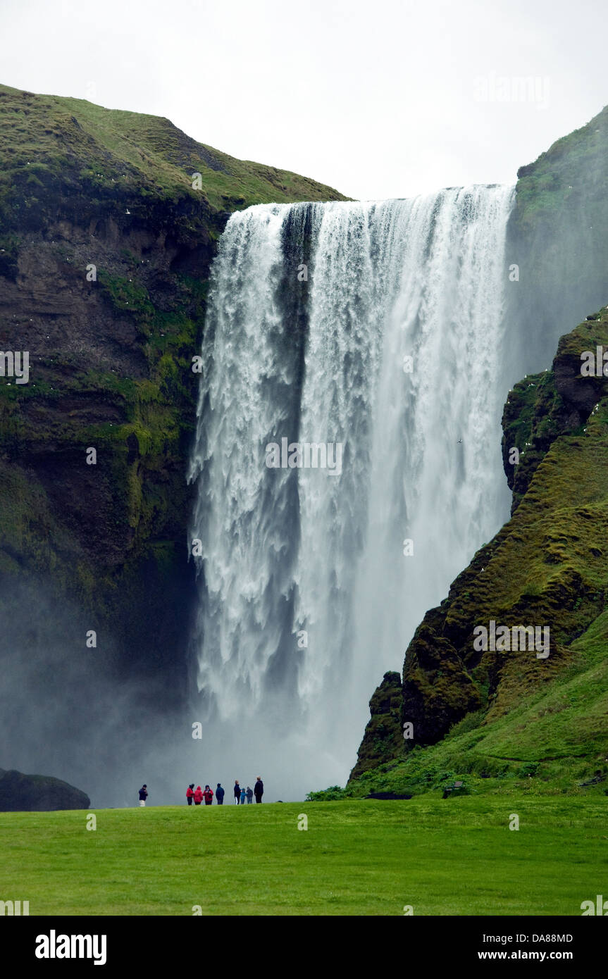 Skógarfoss sulla costa sud è uno dell'Islanda molti impressionanti cascate Foto Stock