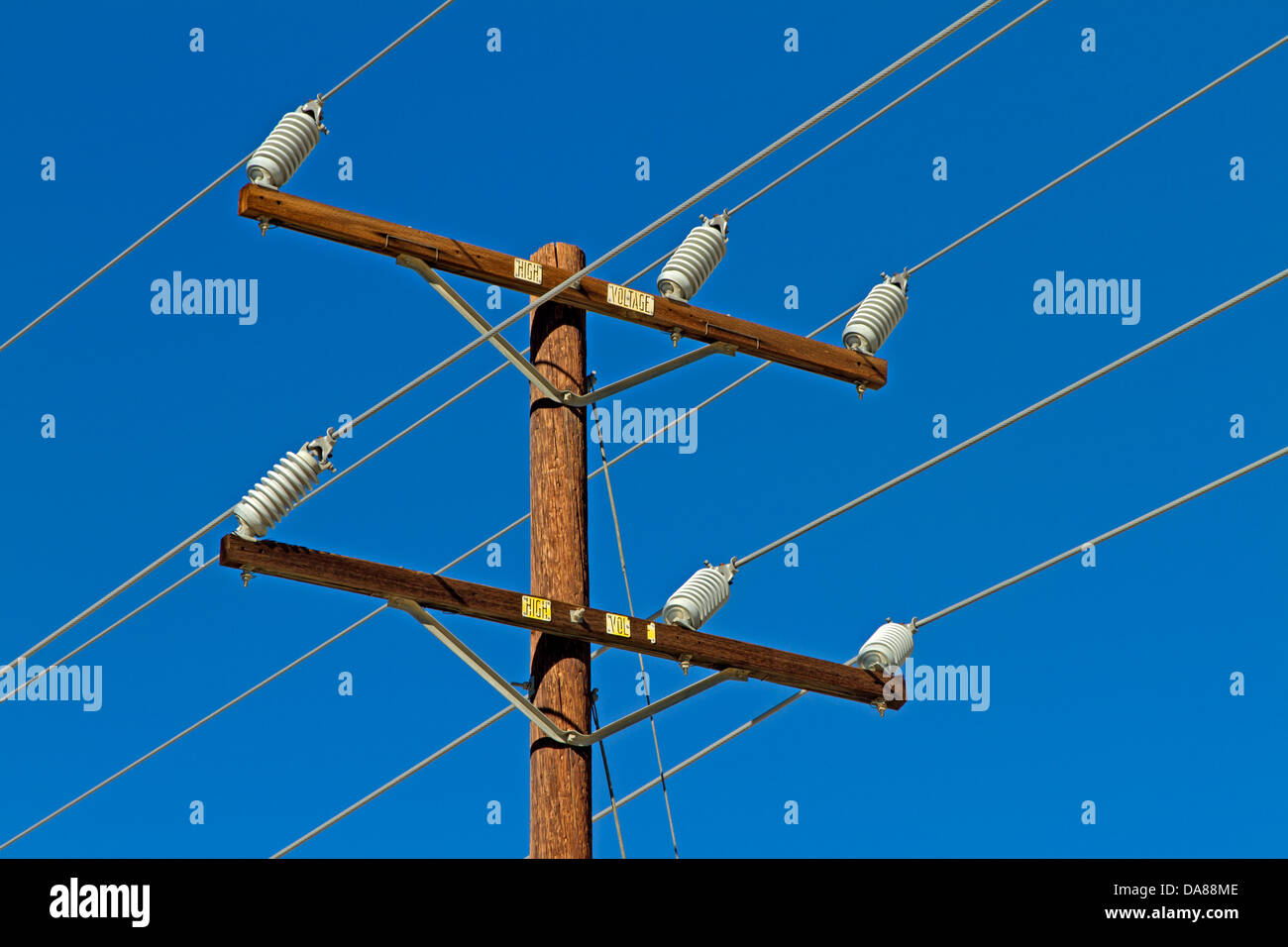 Elettricità pilone con cielo blu Foto Stock