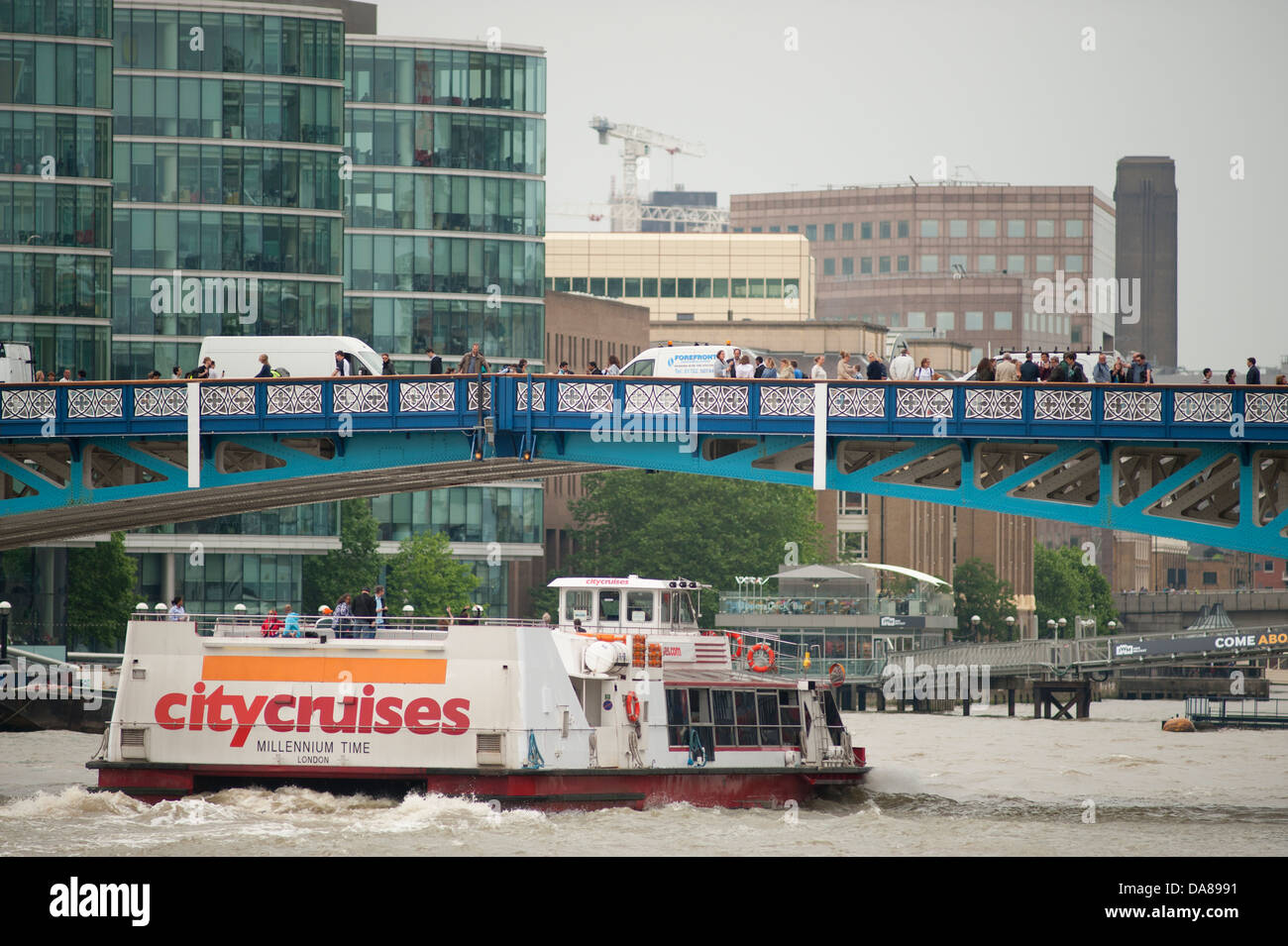 Il traffico sul Fiume sotto il Tower Bridge sul fiume Tamigi nel centro di Londra Foto Stock
