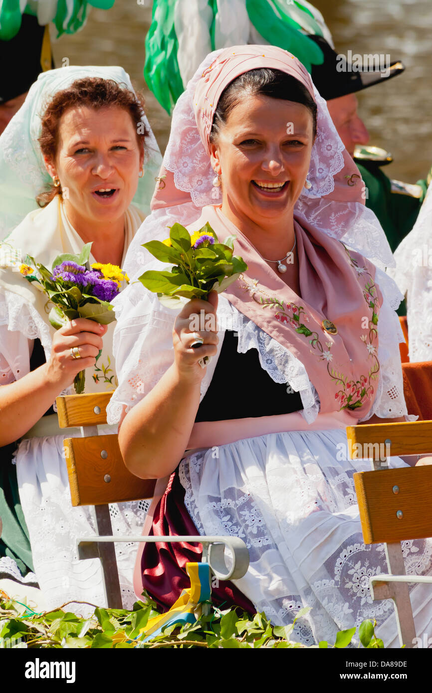 Le donne nei tradizionali costumi sorabo durante la Spreewald Schützenfest 2013 - Lübbenau, Spreewald, Brandeburgo, Germania, Europa Foto Stock