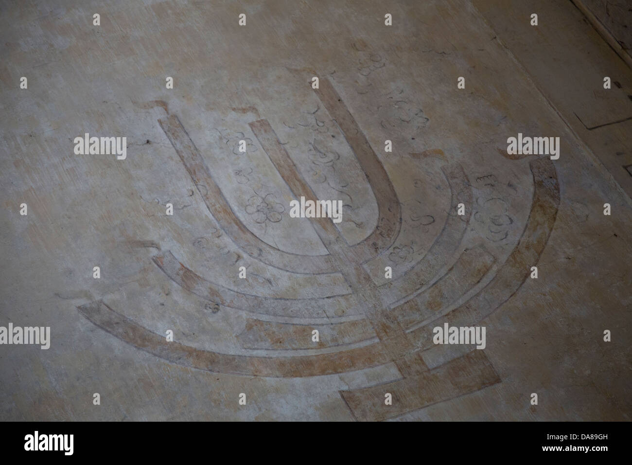 Il Menorah di rilievo sul flor in Sinagoga Remuh a Cracovia, Polonia Foto Stock
