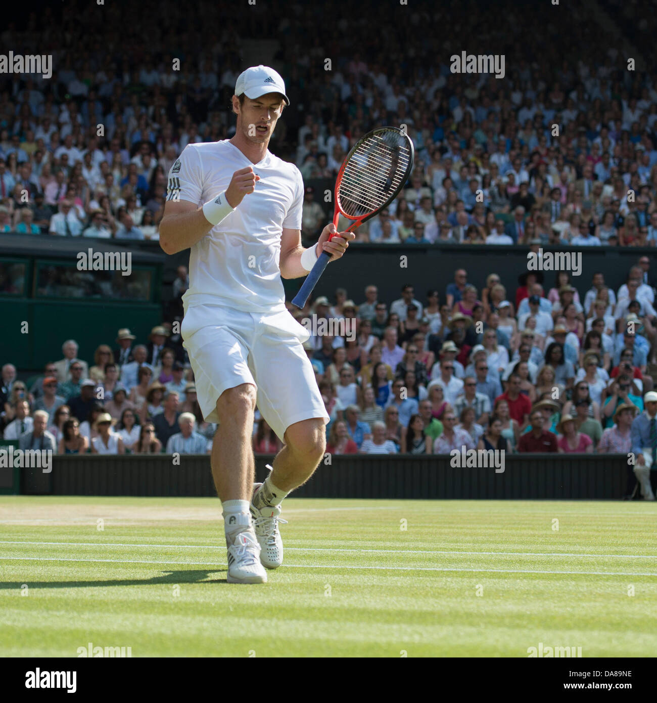 Il torneo di Wimbledon, Londra, Regno Unito. 7 Luglio, 2013. Il torneo di Wimbledon Tennis Championships 2013 tenutosi presso il All England Lawn Tennis e Croquet Club di Londra, Inghilterra, Regno Unito. Andy Murray (GBR) [2] anom. Novak Djokovic (SRB) [1] sul Centre Court. Singolo maschile - finale. Credito: Duncan Grove/Alamy Live News Foto Stock