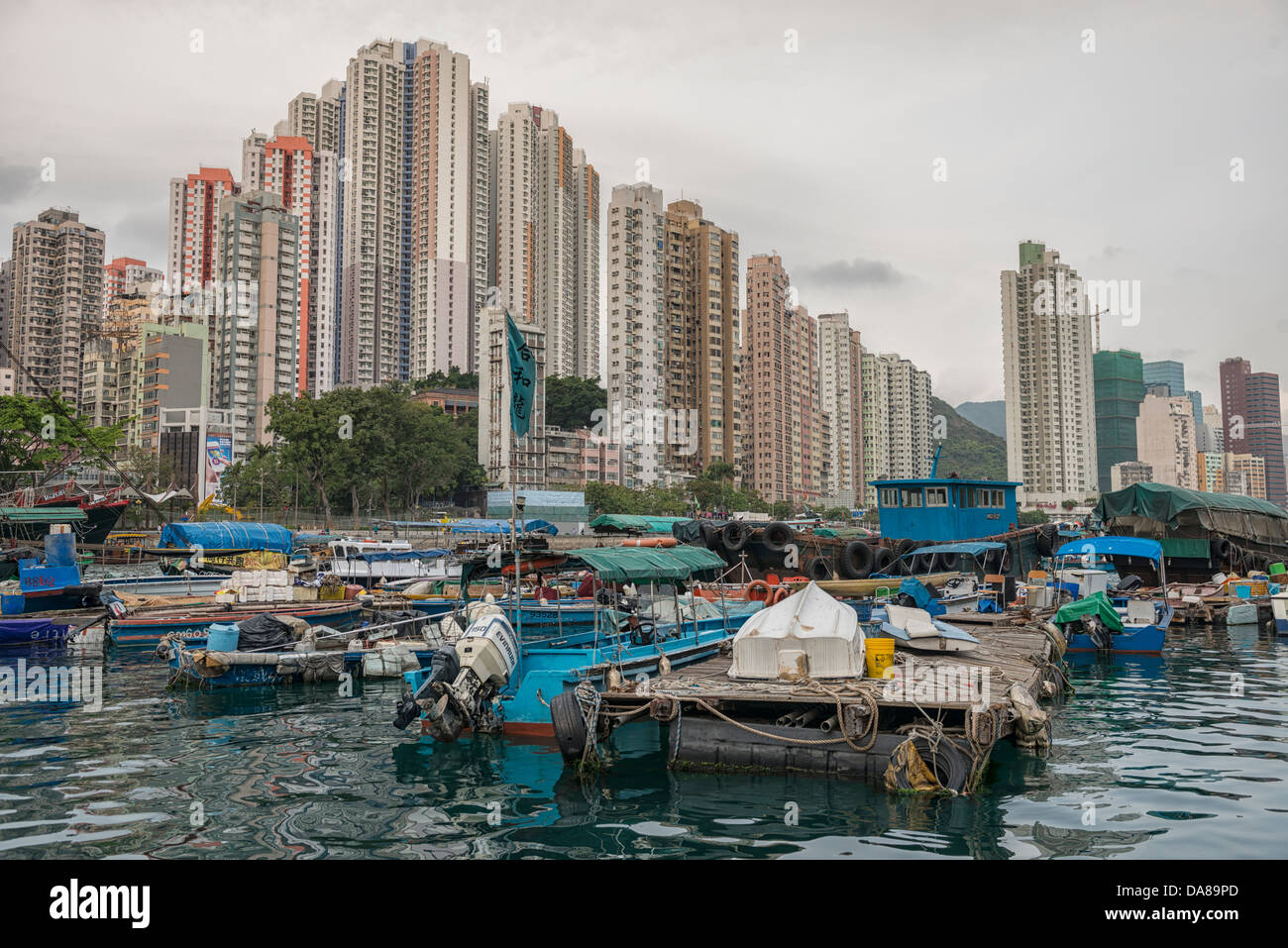 Barche da pesca nel porto di Aberdeen, Hong Kong Foto Stock