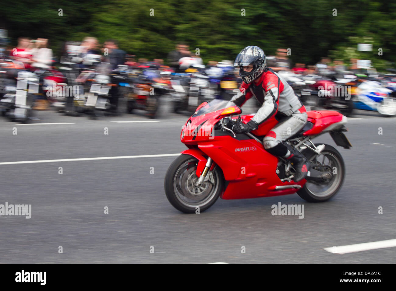 Red Ducati moto & superbike rider a Kirkby Lonsdale, Regno Unito 7th Luglio, 2013, Devil's Bridge è uno dei più pittoreschi biker si incontra nel Regno Unito con una grande leggenda per fare il boot ed è il luogo di incontro per i motociclisti del centro commerciale sopra il nord dell'Inghilterra. Centinaia di motociclisti hanno approfittato delle strade asciutte e del clima soleggiato per incontrarsi al ponte. Foto Stock