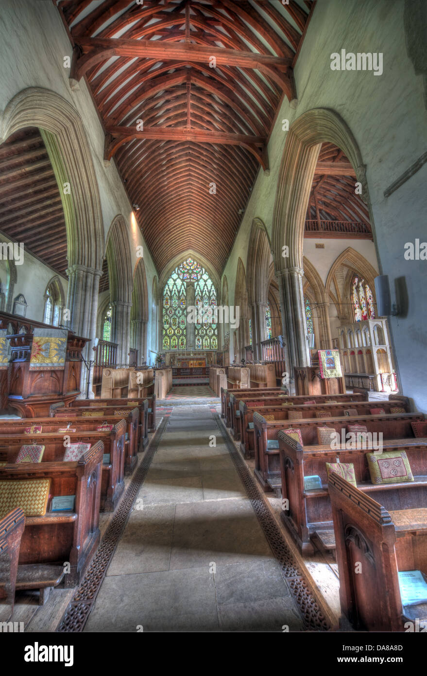 Ampia angolazione dell altare principale dalla cappella di San Pietro e San Paolo, chiesa parrocchiale, Dorchester on Thames, Inghilterra, Regno Unito Foto Stock
