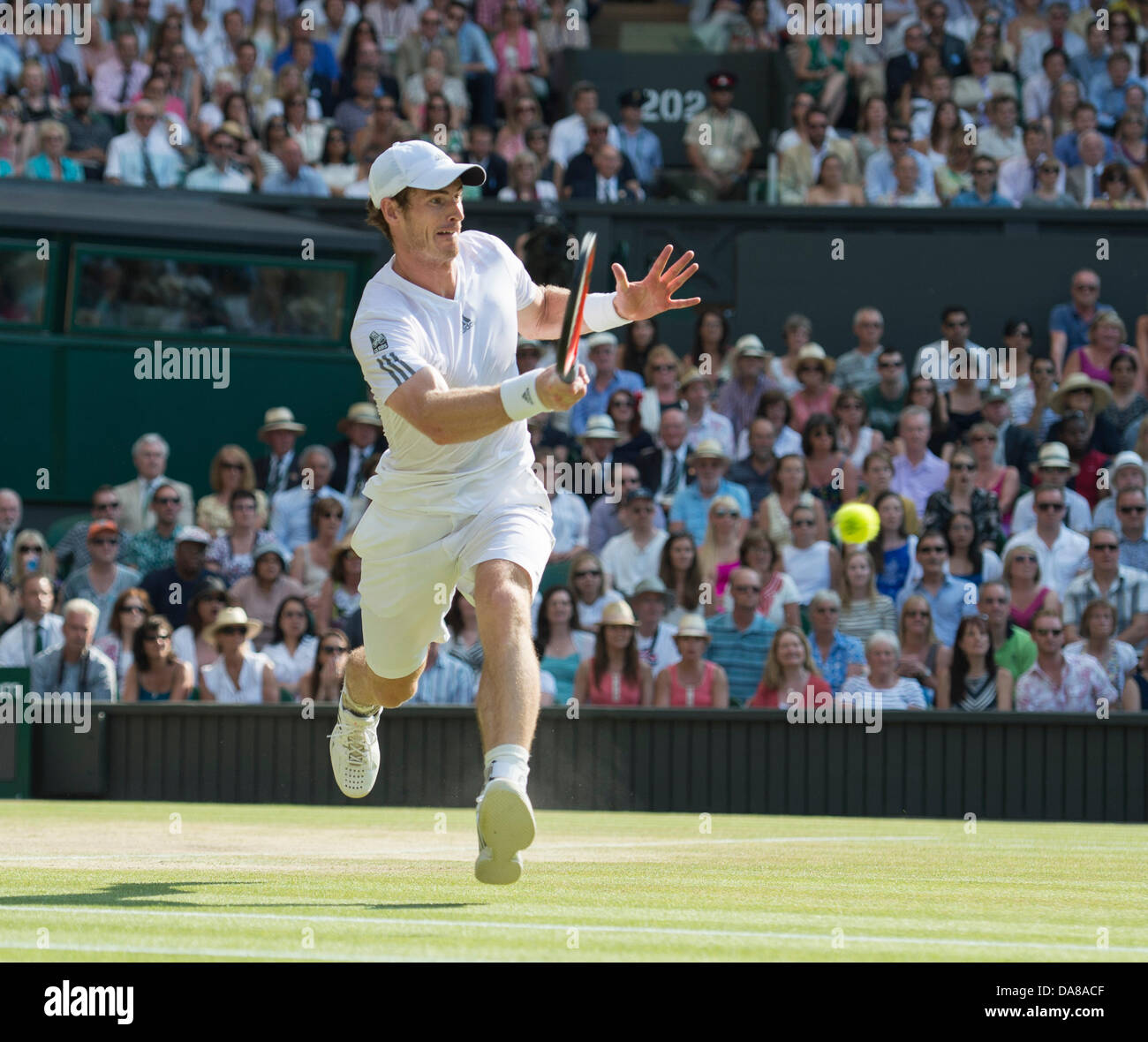 Il torneo di Wimbledon, Londra, Regno Unito. 7 Luglio, 2013. Il torneo di Wimbledon Tennis Championships 2013 tenutosi presso il All England Lawn Tennis e Croquet Club di Londra, Inghilterra, Regno Unito. Uomini Singoli Final. Andy Murray (GBR) [2] sconfitto Novak Djokovic (SRB) [1] sul Centre Court. Credit: Azione Plus immagini di sport/Alamy Live News Foto Stock