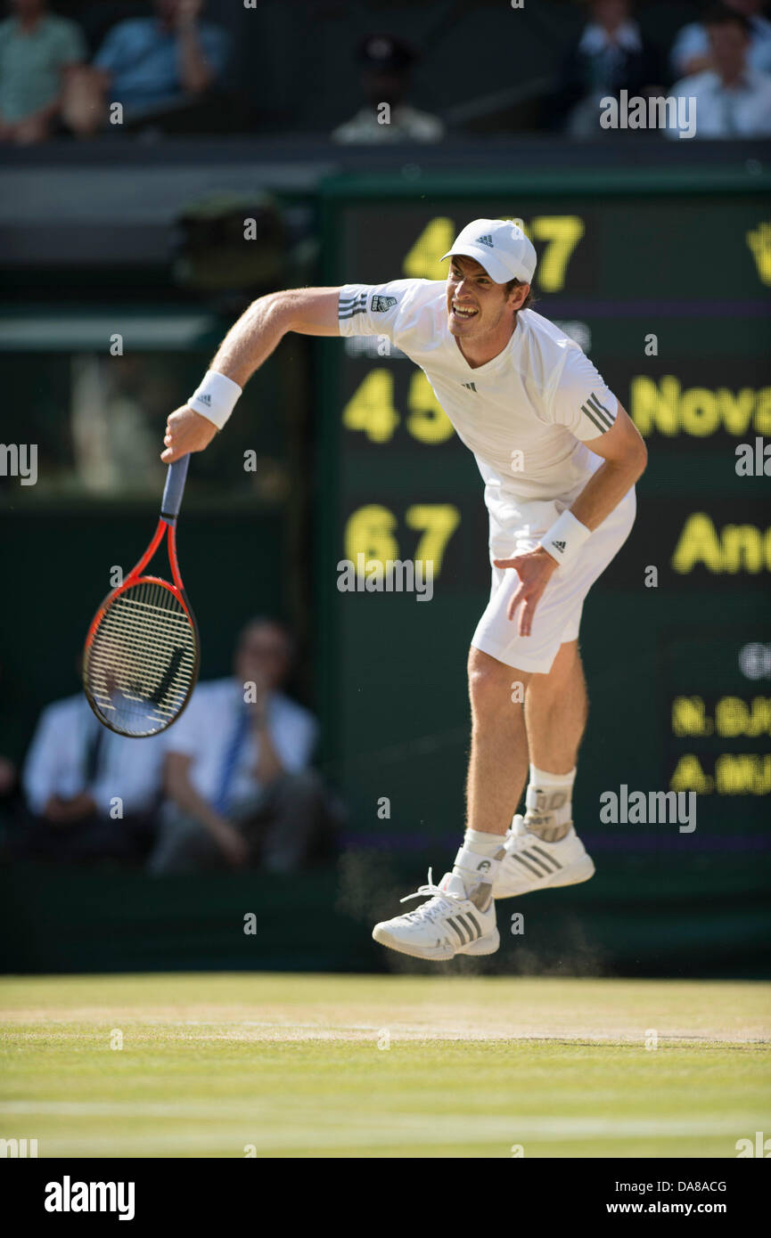 Il torneo di Wimbledon, Londra, Regno Unito. 7 Luglio, 2013. Il torneo di Wimbledon Tennis Championships 2013 tenutosi presso il All England Lawn Tennis e Croquet Club di Londra, Inghilterra, Regno Unito. Uomini Singoli Final. Andy Murray (GBR) [2] sconfitto Novak Djokovic (SRB) [1] sul Centre Court. Credit: Azione Plus immagini di sport/Alamy Live News Foto Stock