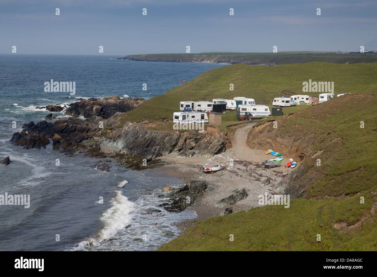 Caravan Park al di sopra di piccola spiaggia su Lleyn Peninsula Gwynedd North Wales UK Foto Stock