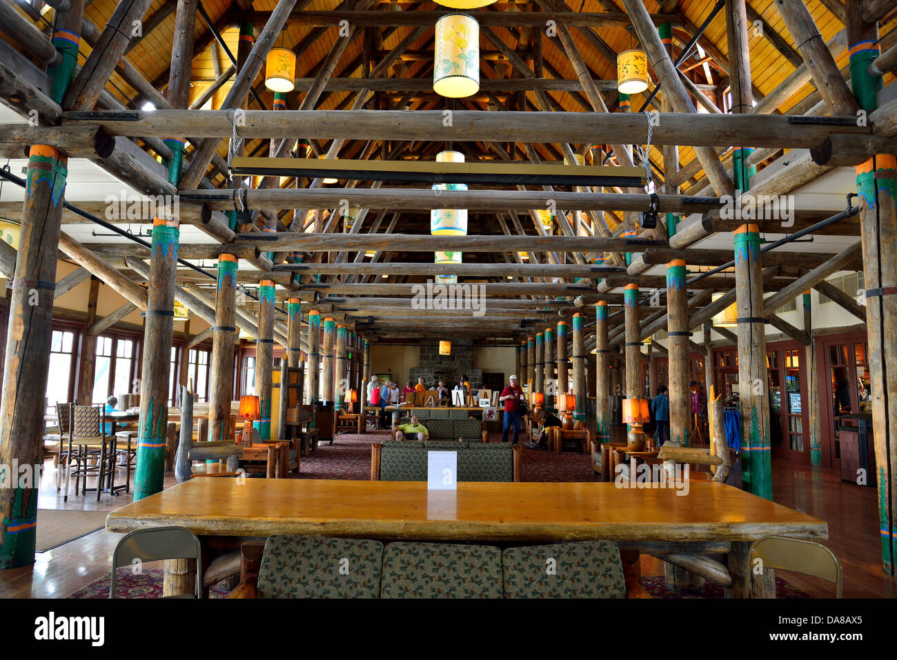 La lobby principale della storica Paradise Inn Hotel. Il Parco Nazionale del Monte Rainier, Washington, Stati Uniti d'America. Foto Stock