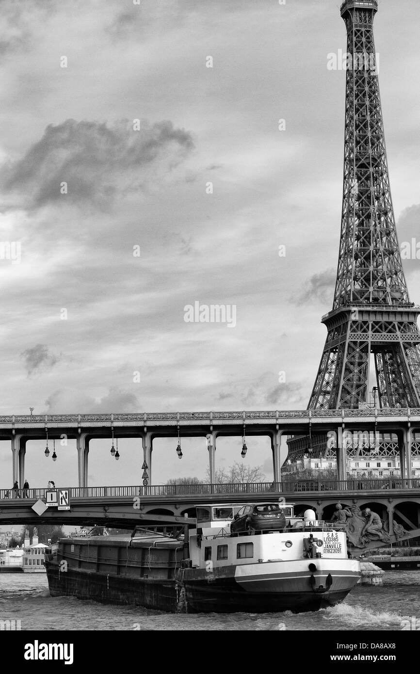 La Torre Eiffel e il bateau mouche, Parigi, Francia Foto Stock