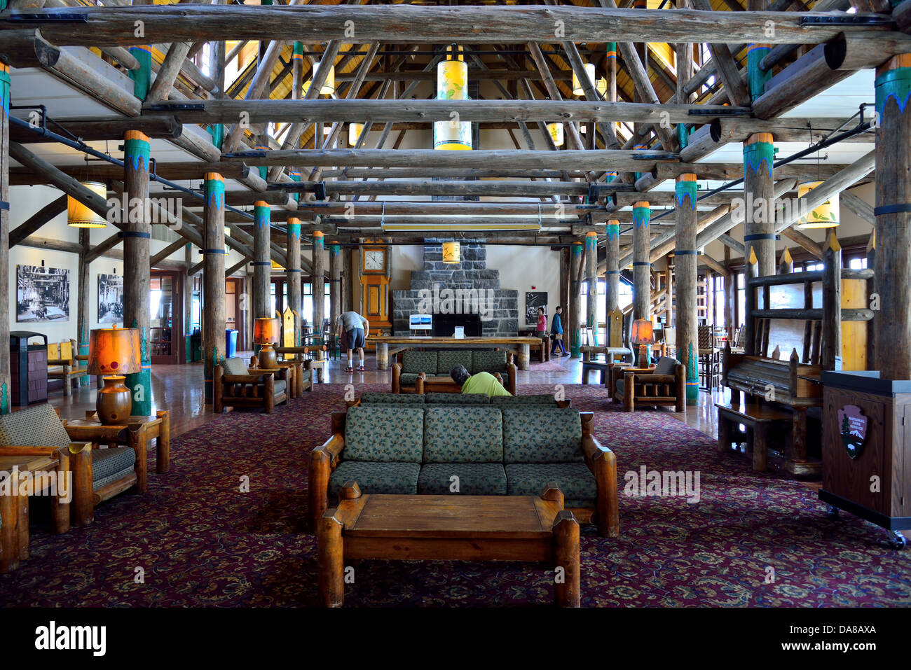 La lobby principale della storica Paradise Inn Hotel. Il Parco Nazionale del Monte Rainier, Washington, Stati Uniti d'America. Foto Stock