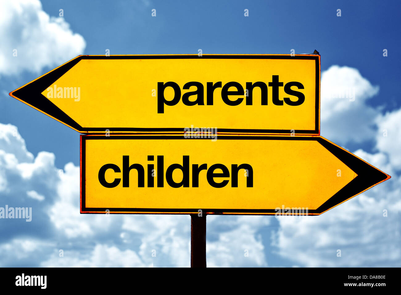 I genitori o figli di segno opposto. Due opposti cartelli stradali contro il cielo blu sullo sfondo. Foto Stock