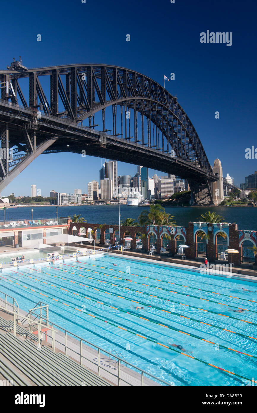 North Sydney piscina olimpica con il Ponte del Porto di Sydney e il CBD skyline in background Sydney NSW Australia Foto Stock