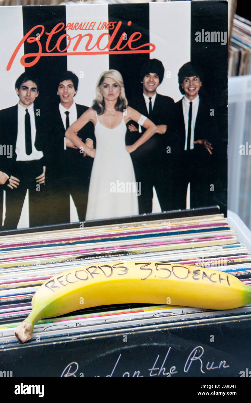 Lp in vinile in vendita a registrare in stallo il mercato di Camden con prezzo scritto sulla banana Landon Inghilterra REGNO UNITO Foto Stock