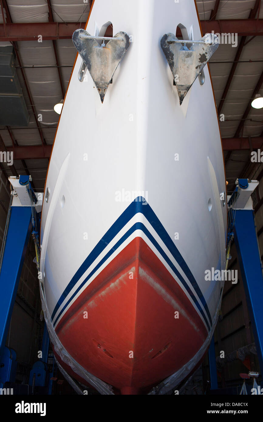 La prua di un grande yacht a vela spostato all'interno di un capannone in Hinckley Cantiere Navale di Portsmouth RI. Si tratta di andare in per un inverno riattaccare Foto Stock