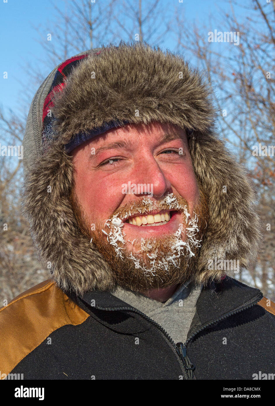 Uomo con la brina sulla faccia in arctic durante il periodo invernale Foto Stock