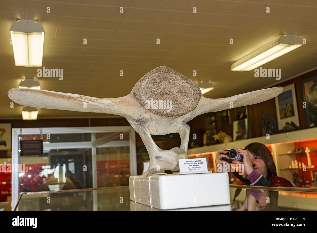 Intagliare sulla bowhead whale vertebre intitolato "Una donna e volare verso la luna su un uccello' da carver Inuit Terry Irqittuq nel museo Foto Stock