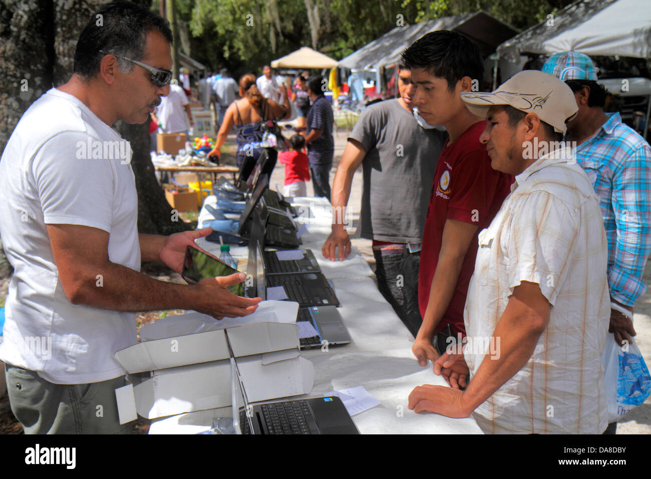 Florida,LaBelle,mercato delle pulci,vendita rummage,shopping shopper shopping negozio negozi mercati di mercato di acquisto di vendita, negozio al dettaglio negozi business b Foto Stock