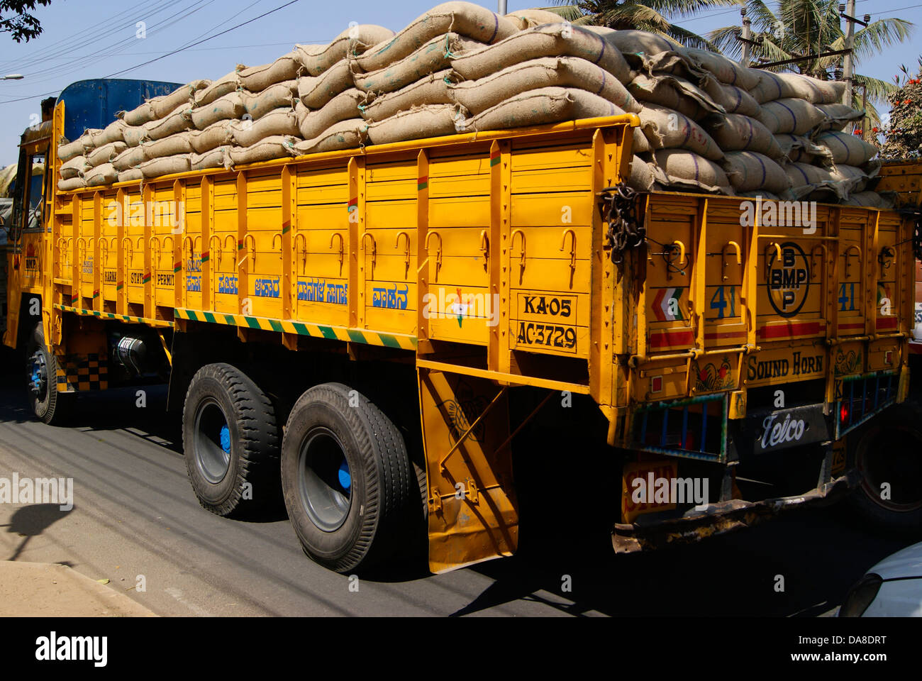 Camion che trasportano sacchi di riso alla città di Bangalore in India Foto Stock