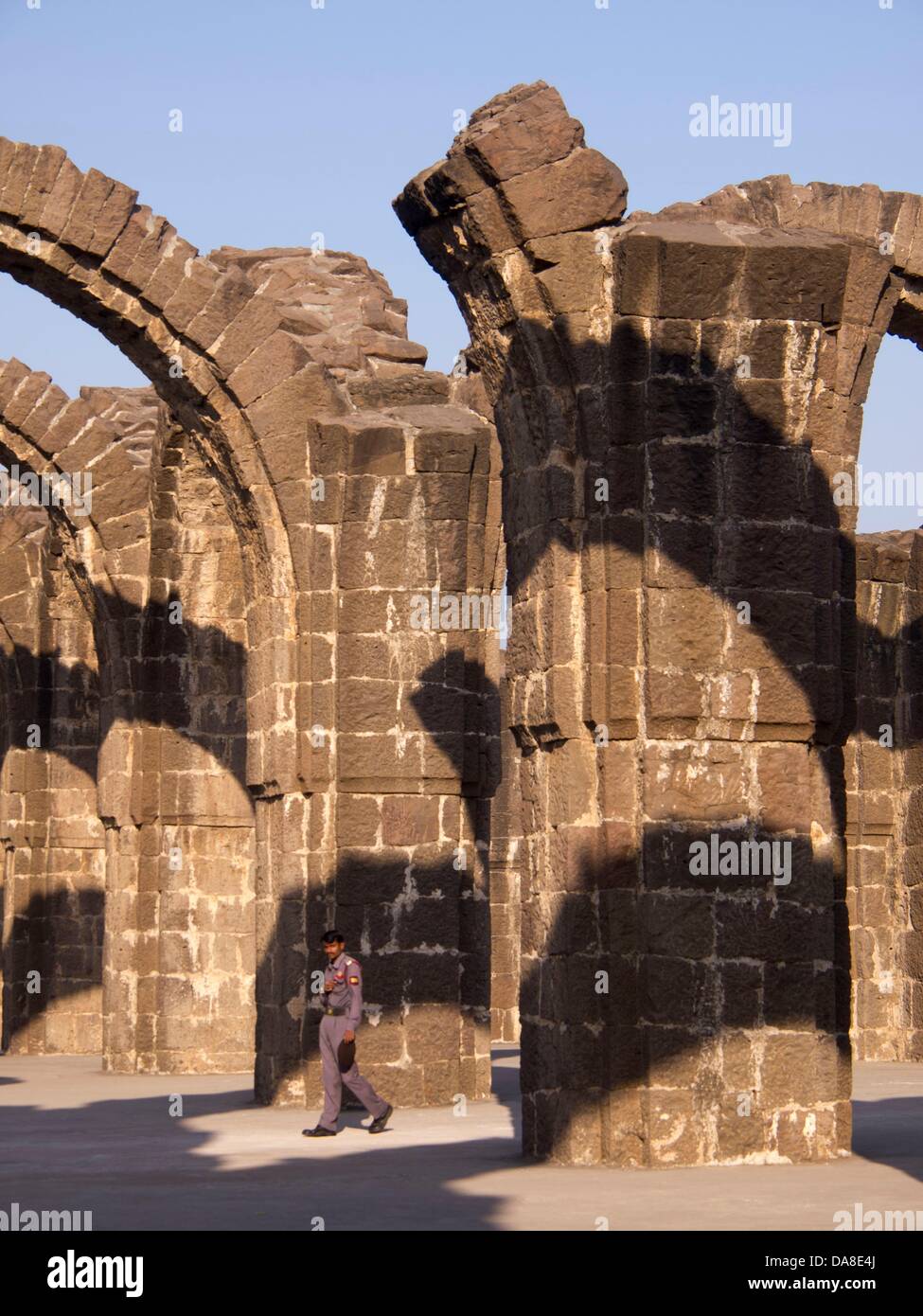 24 gennaio 2011 - Bijapur, Karntaaka, India - Bara Kaman, incompiuto, il mausoleo di Ali Adil Shah II. La sede dell'Adil Shah dinastia, Bijapur è stata variamente chiamato 'Agra del Sud' e il 'Palmyra del Deccan." (credito Immagine: © David H. pozzetti/ZUMAPRESS.com) Foto Stock