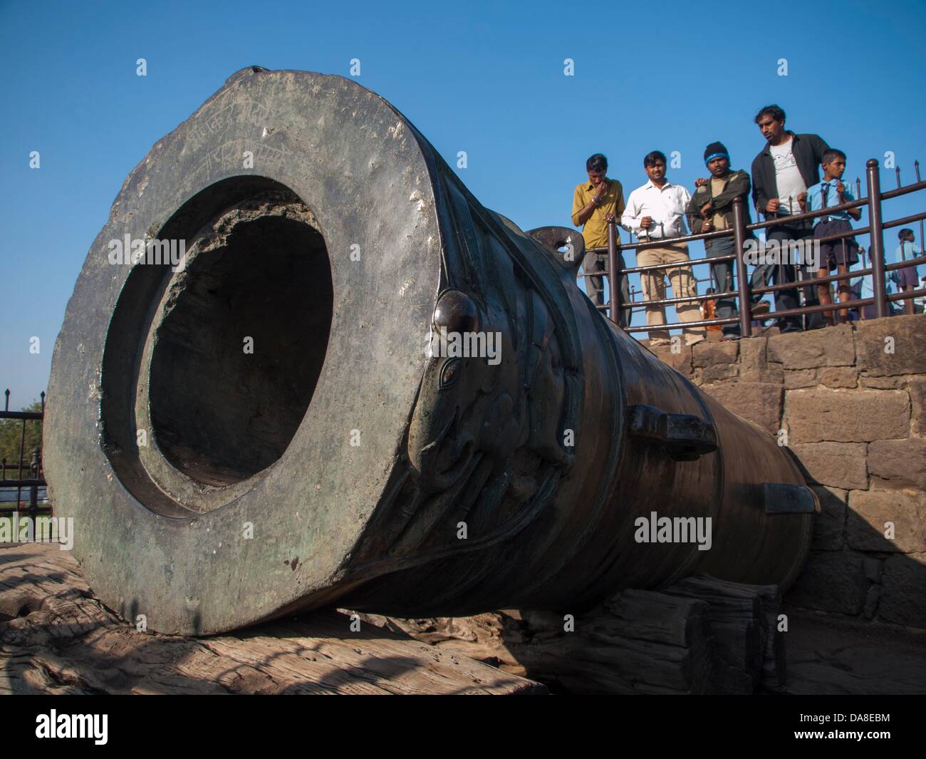 24 gennaio 2011 - Bijapur, Karntaaka, India - Il cannone, il Malik-i-Maidan (Master di battaglia), eretto da Ibrahim Adil Shah II, pesa 55 tonnellate ed è il più grande forgiato pistola medievale, seduta. La sede dell'Adil Shah dinastia, Bijapur è stata variamente chiamato 'Agra del Sud' e il 'Palmyra del Deccan." (credito Immagine: © David H. pozzetti/ZUMAPRESS.com) Foto Stock